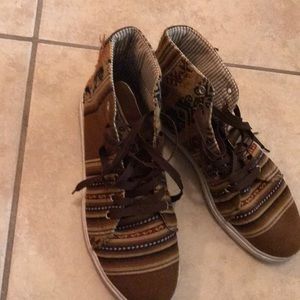 Peru sneaker converse style